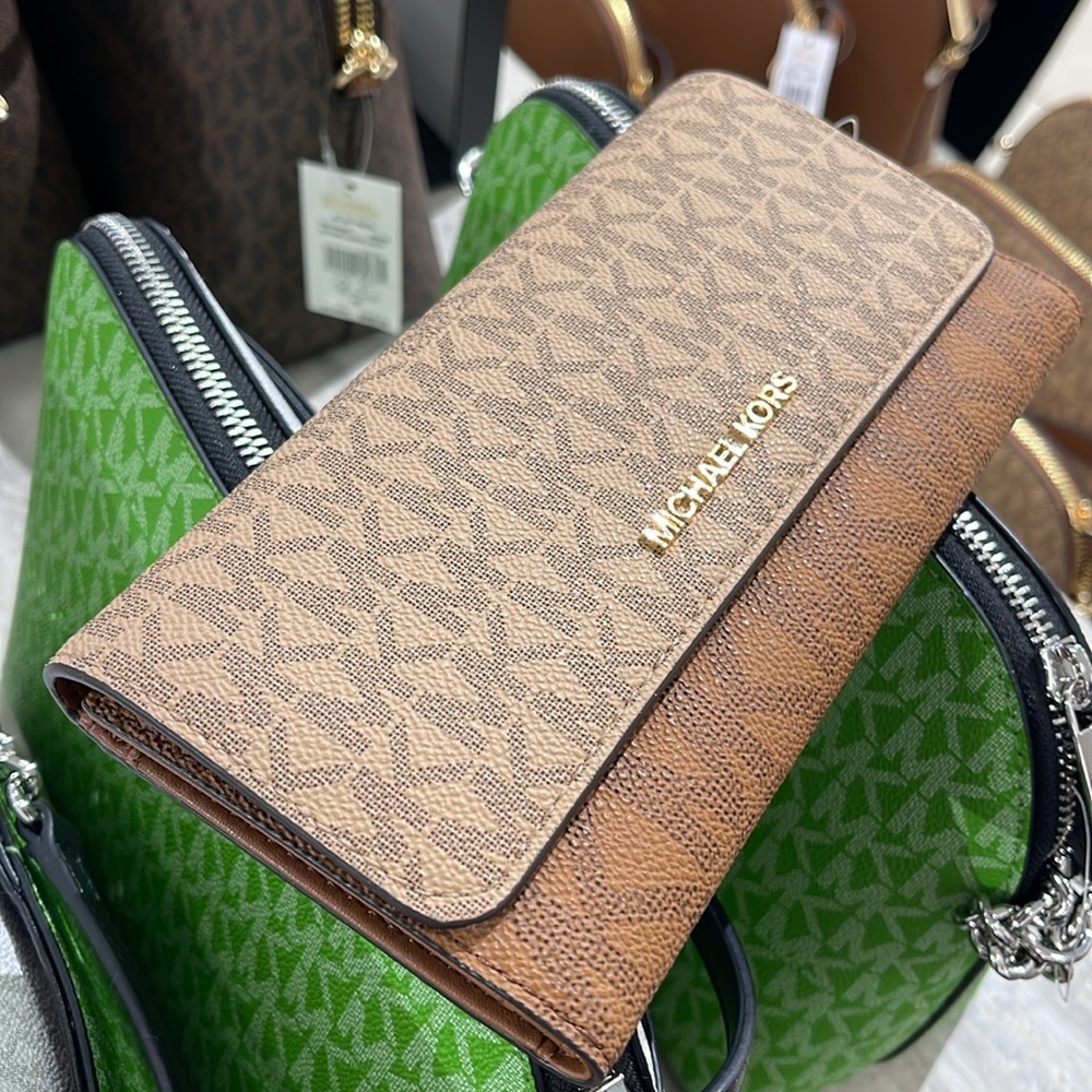 Michael Kors Jet Set Large Logo Trifold Wallet
Camel Multi 
NWT - Picture 16 of 16